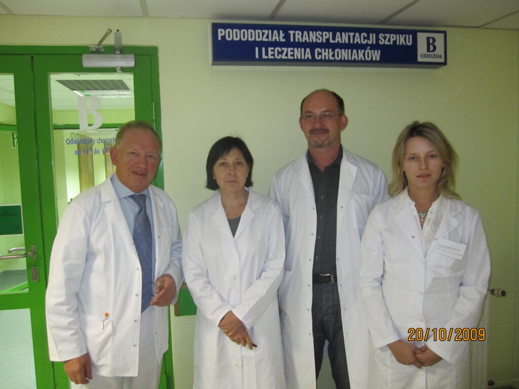 Archiwalne zdjęcie personelu lekarskiego oddziału transplantacji