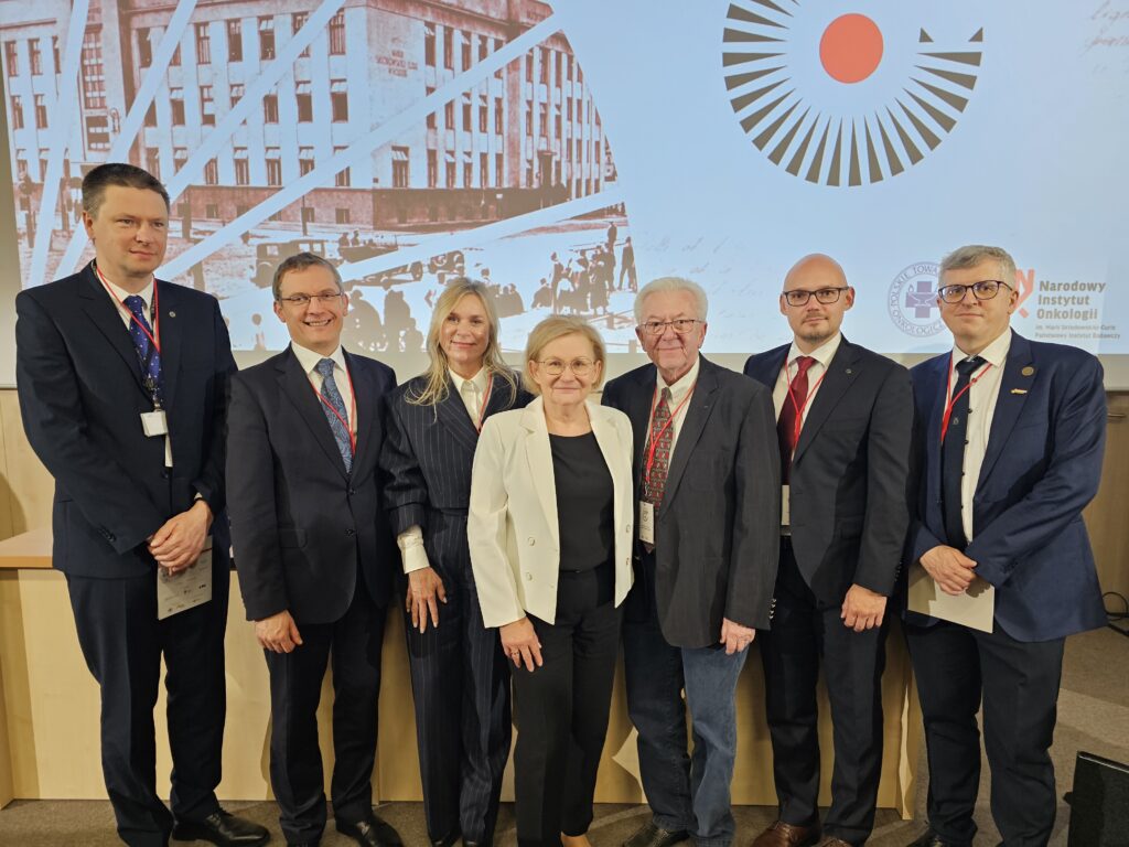 Zdjęcie grupowe na wręczeniu nagrody za najlepszą pracę dr n. med. Tomaszowi Krzysztofiakowi