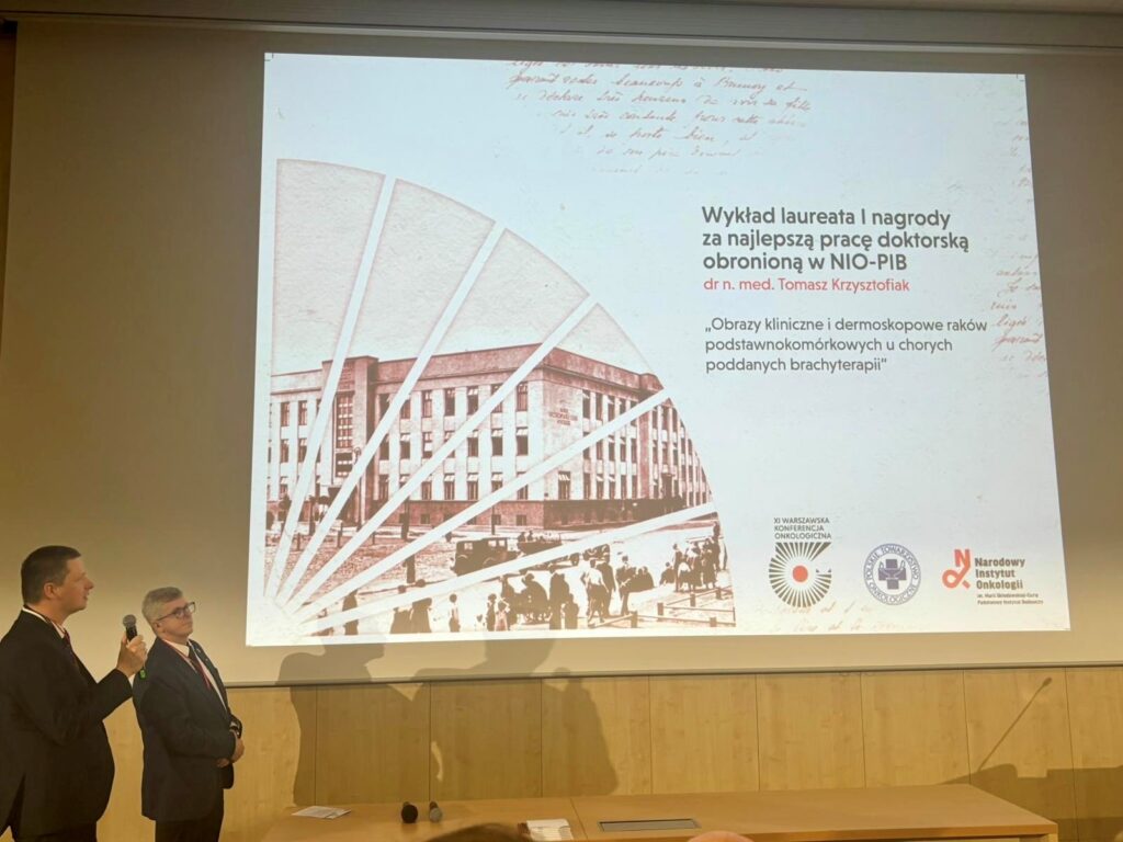 Przedstawienie pracy na wręczeniu nagrody za najlepszą pracę dr n. med. Tomaszowi Krzysztofiakowi