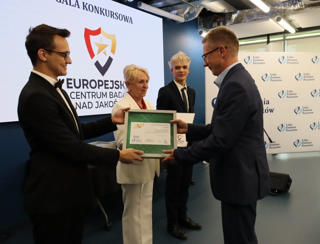 Wiesław Bal odbiera nagrodę ,,Lider Zaufania Pacjentów" od organizatorów