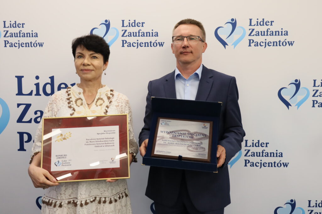 Maja Marklowska-Tomar oraz Wiesław Bal z nagrodą ,,Lider Zaufania Pacjentów"