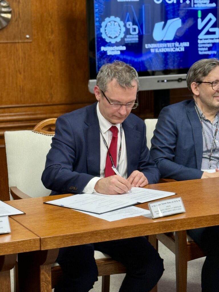 Dyrektor NIO podpisujący porozumienie