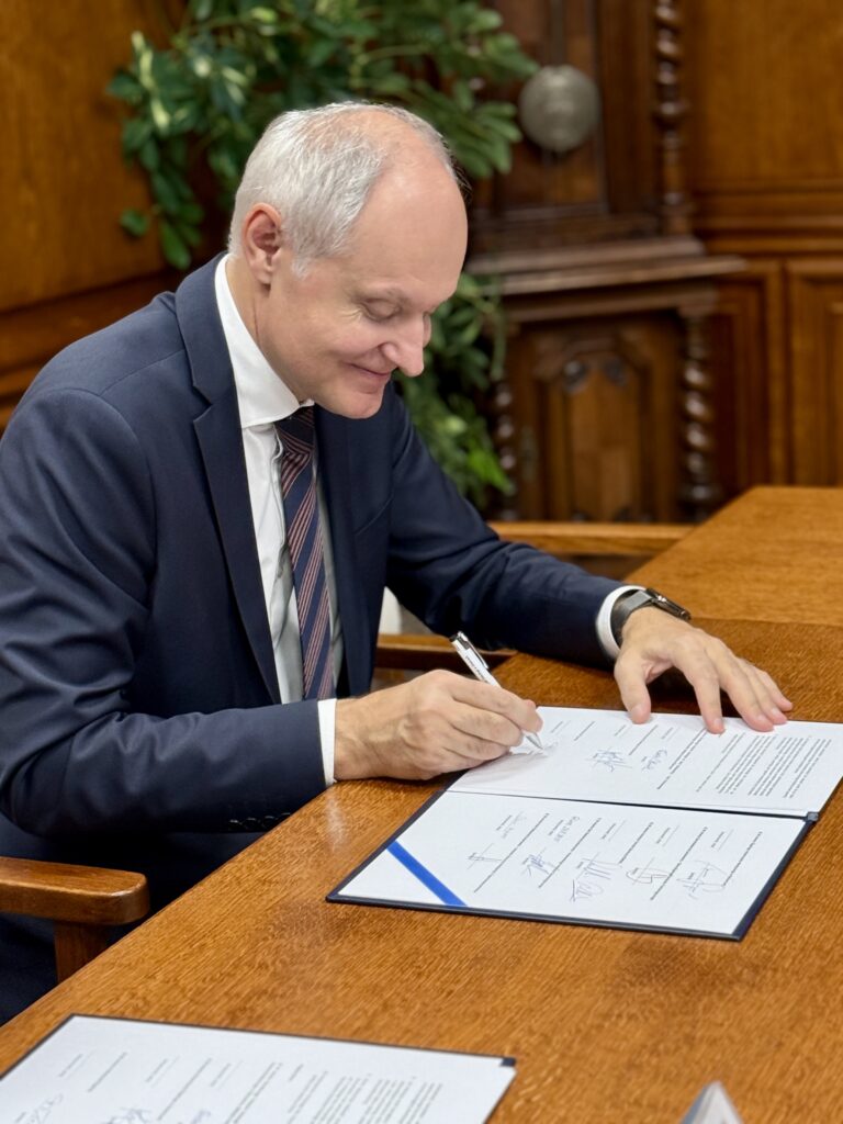 jeden z uczestników podpisującu porozumienie