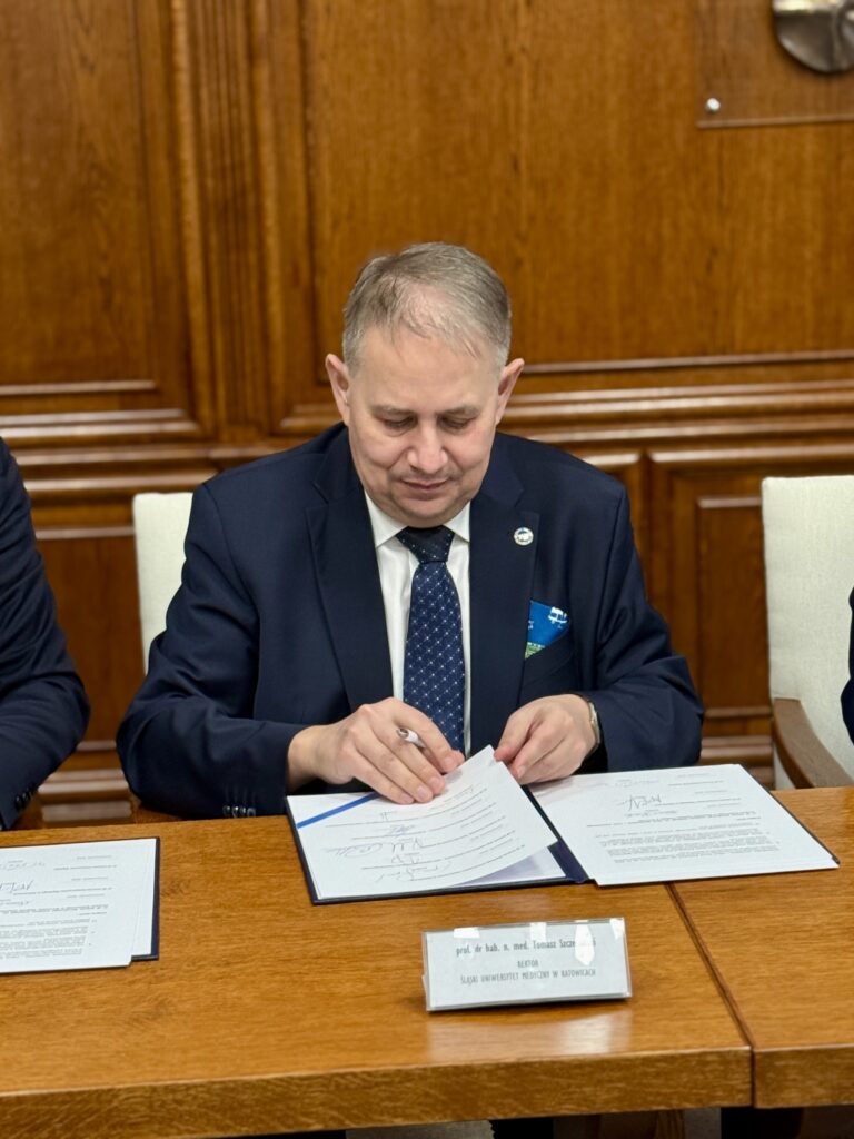 jeden z uczestników podpisującu porozumienie