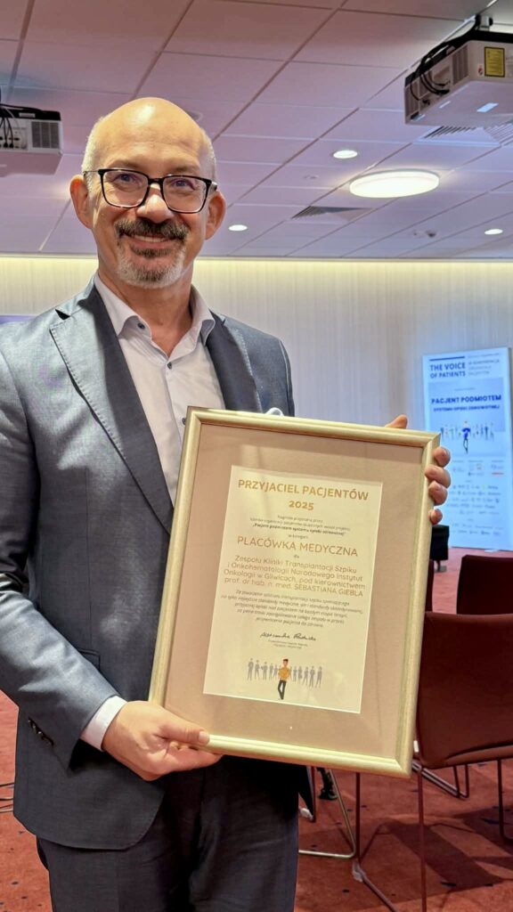 prof. dr hab. n. med. Sebastian Giebel z dyplomem