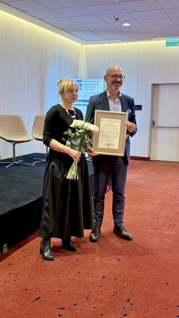 prof. dr hab. n. med. Sebastian Giebel oraz mgr piel. Ewa Baluch z dyplomem