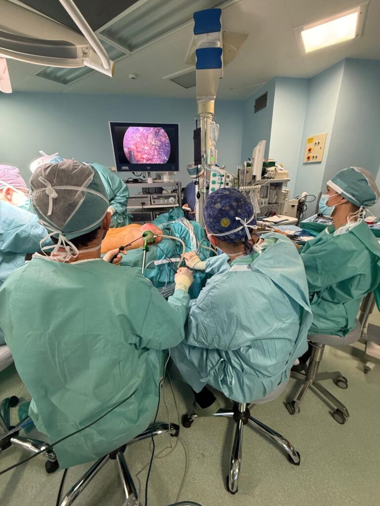 zabieg endoskopowej mastektomii podskórnej - widoczny endoskop