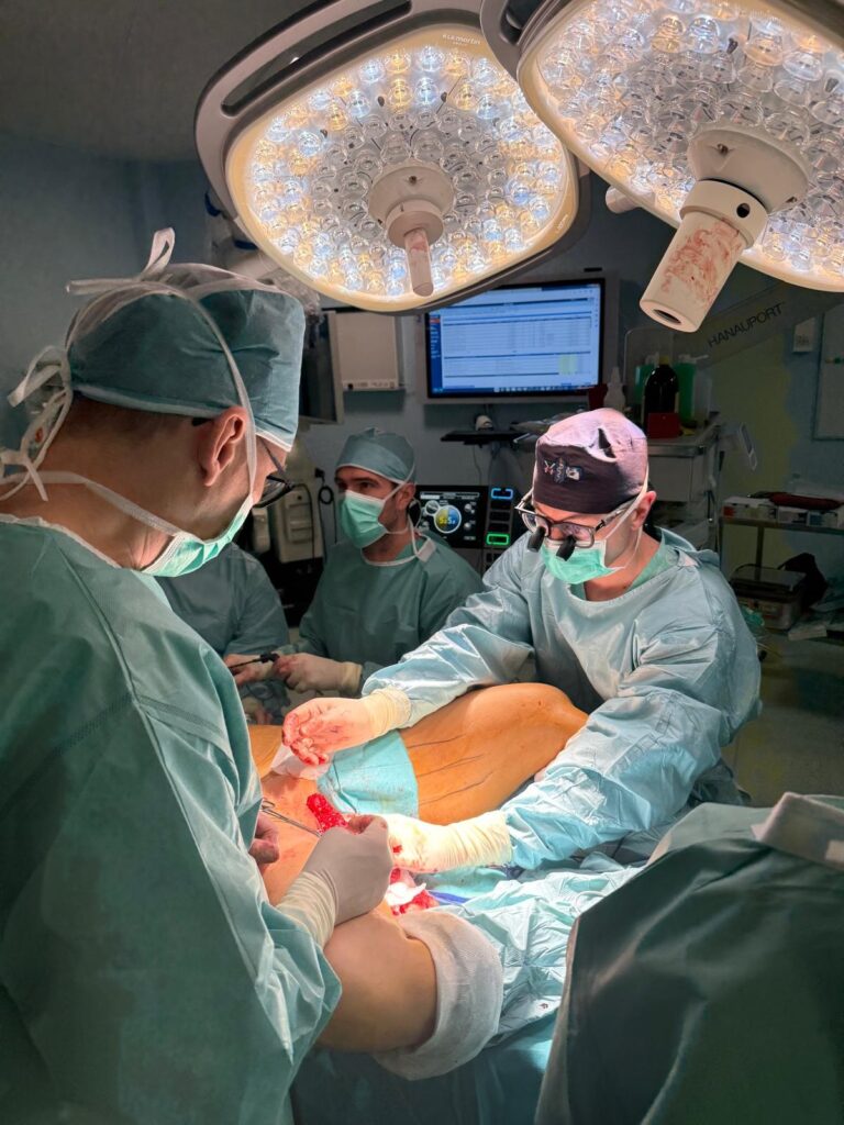 zabieg endoskopowej mastektomii podskórnej - pobieranie zdrowej tkanki od pacjentki