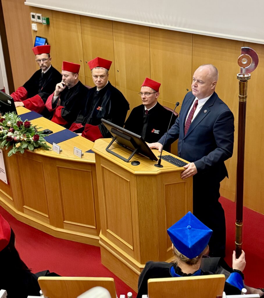 przy mównicy wiceminister Nauki i Szkolnictwa Wyższego Marek Gzik