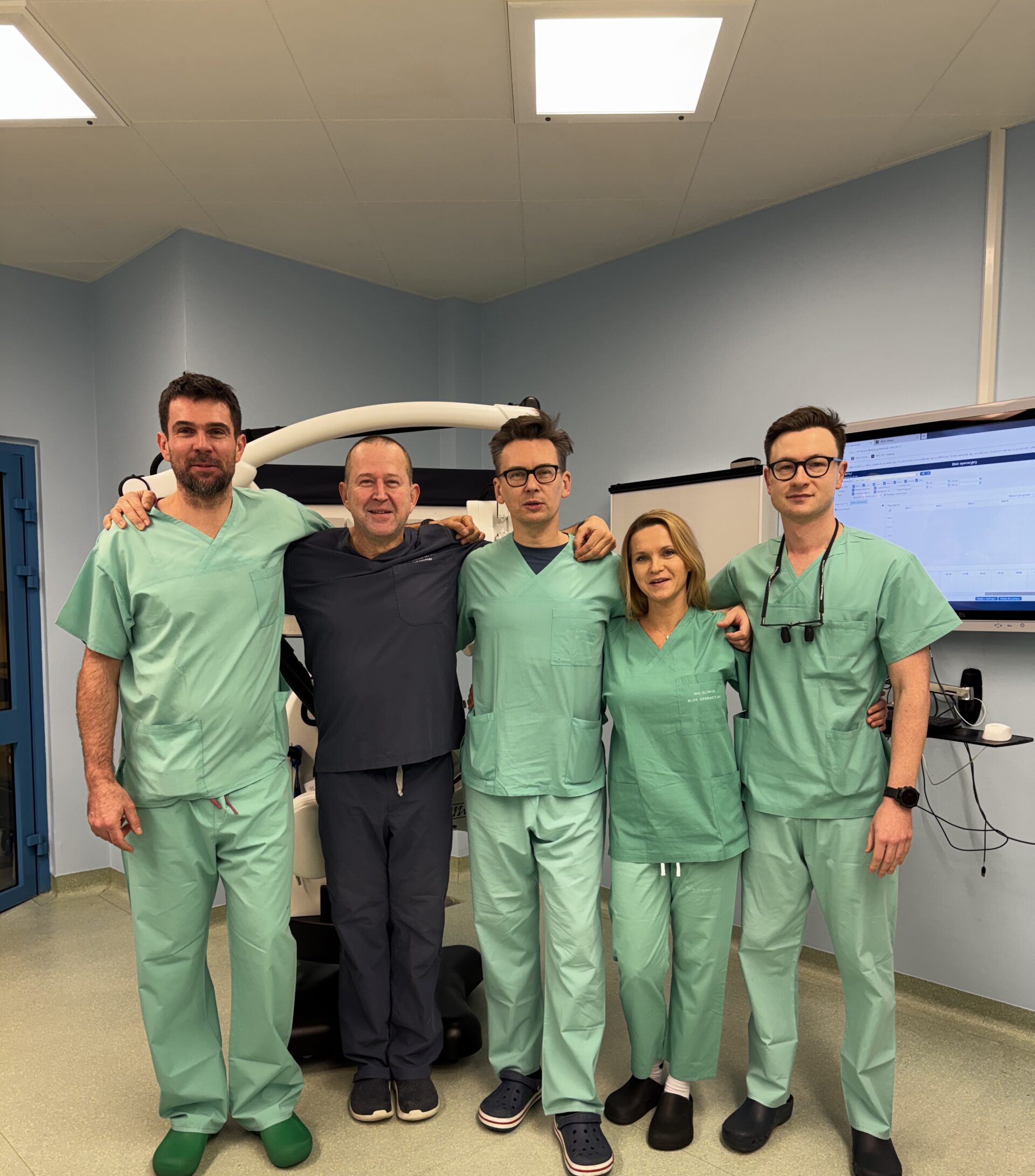 Pierwszy w Polsce zabieg endoskopowej mastektomii podskórnej z jednoczasową mikrochirurgiczną rekonstrukcją całej piersi tkankami własnymi pacjentki