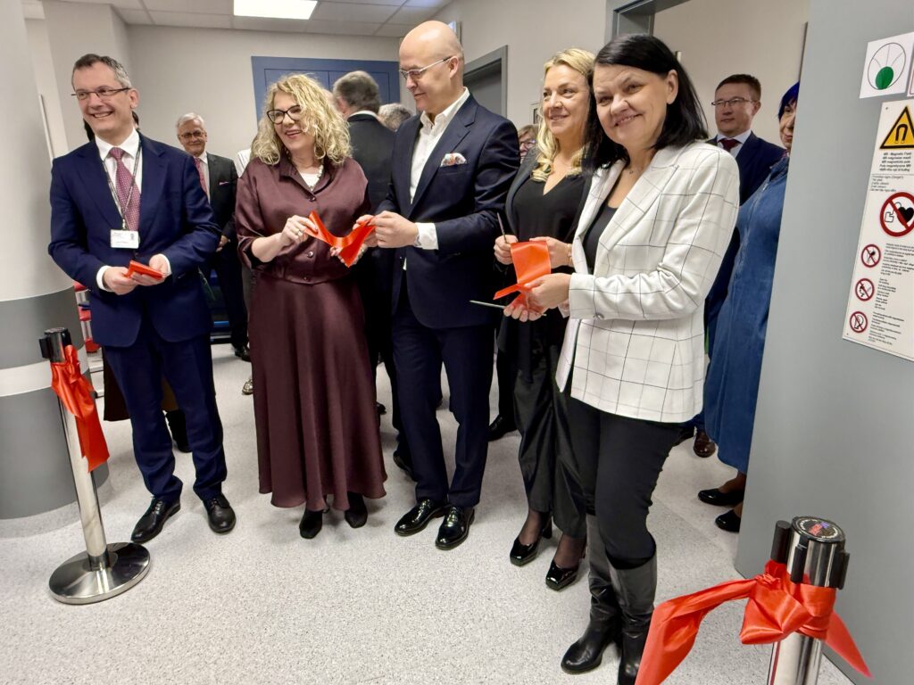 uroczyste przecięcie wstęgi - oddanie do użytku zmodernizowanego rezonansu magnetycznego