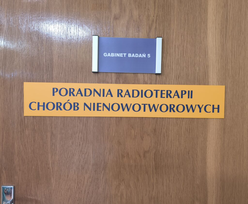 otwarcie poradni radioterapii chorób nienowotworowych -drzwi gabinetu