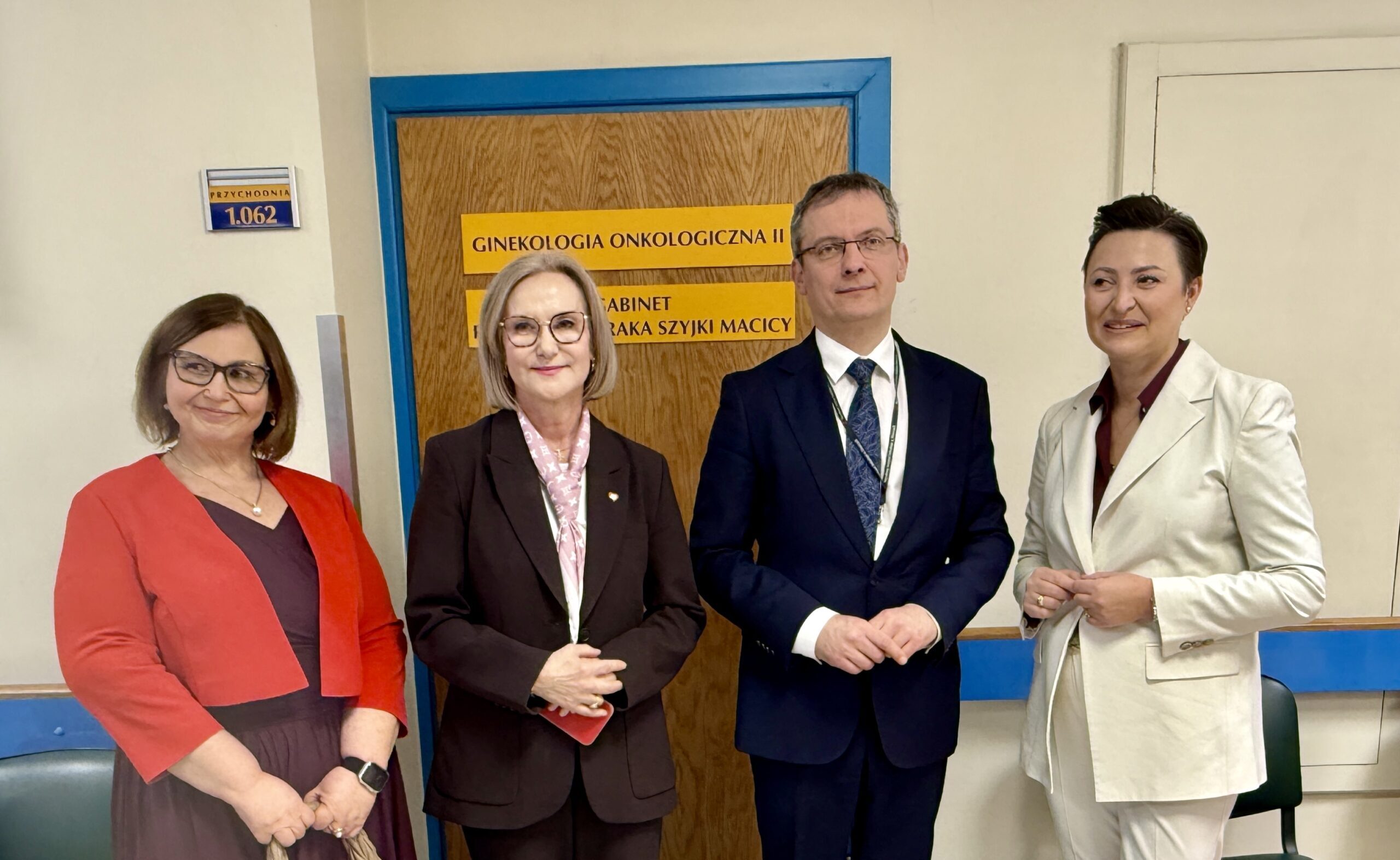 Od lewej: Katarzyna Adamek - dyrektor Śląskiego Oddziału Wojewódzkiego NFZ, Urszula Koszutska - poseł na Sejm RP, dr hab. n. med. Sławomir Blamek - dyrektor NIO Gliwice, Katarzyna Stachowicz - poseł na Sejm RP