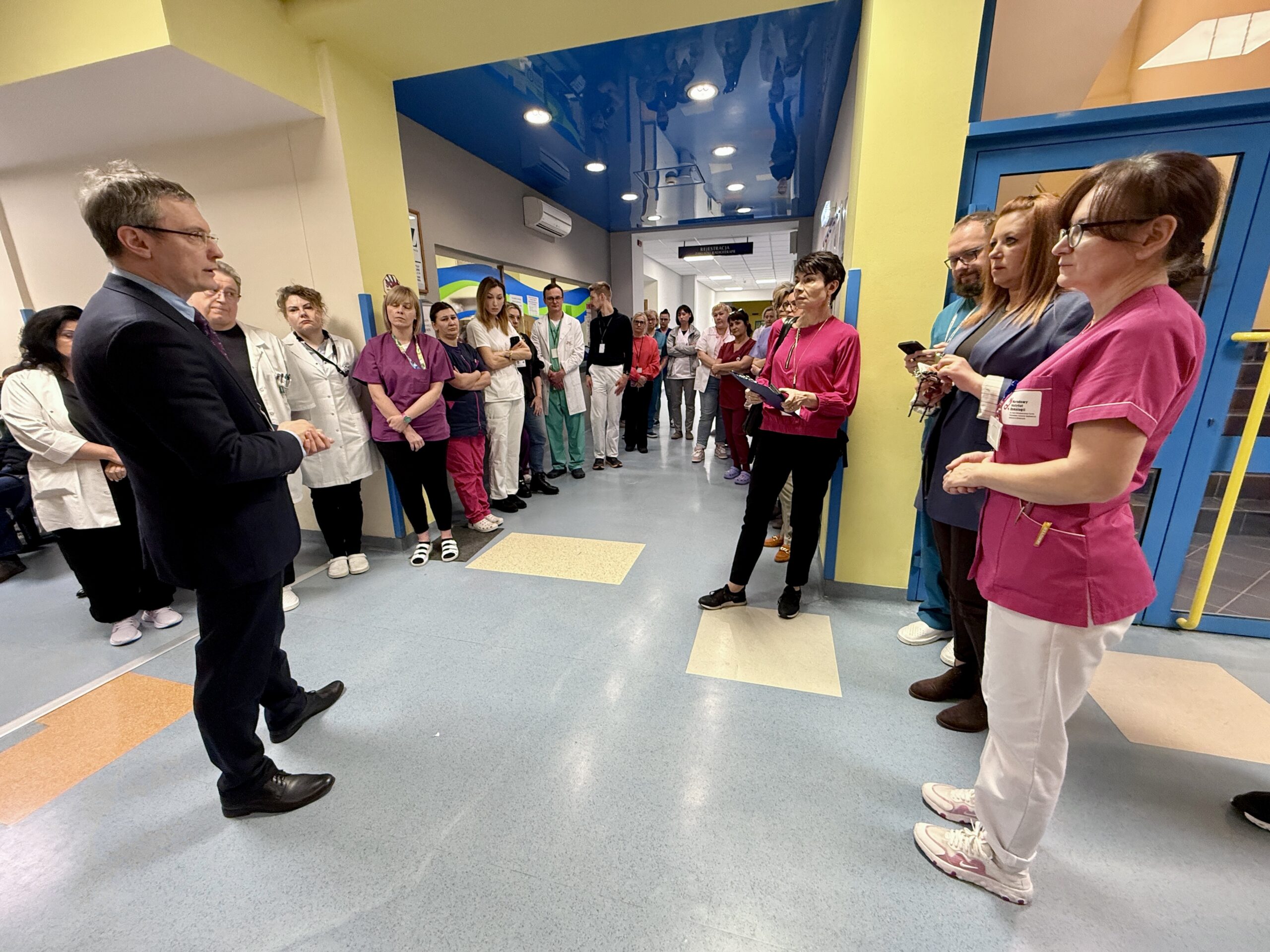 otwarcie poradni radioterapii chorób nienowotworowych - ludzie zgromadzeni na otwaricu