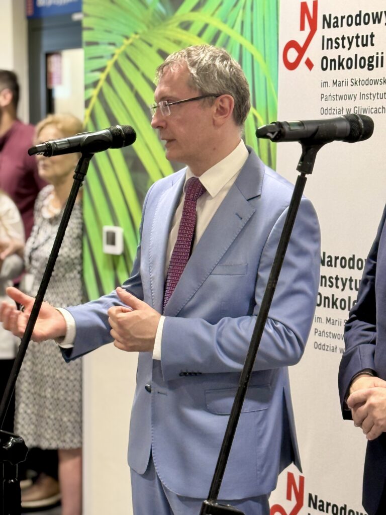 Briefing prasowy - przemawia Sławomir Blamek